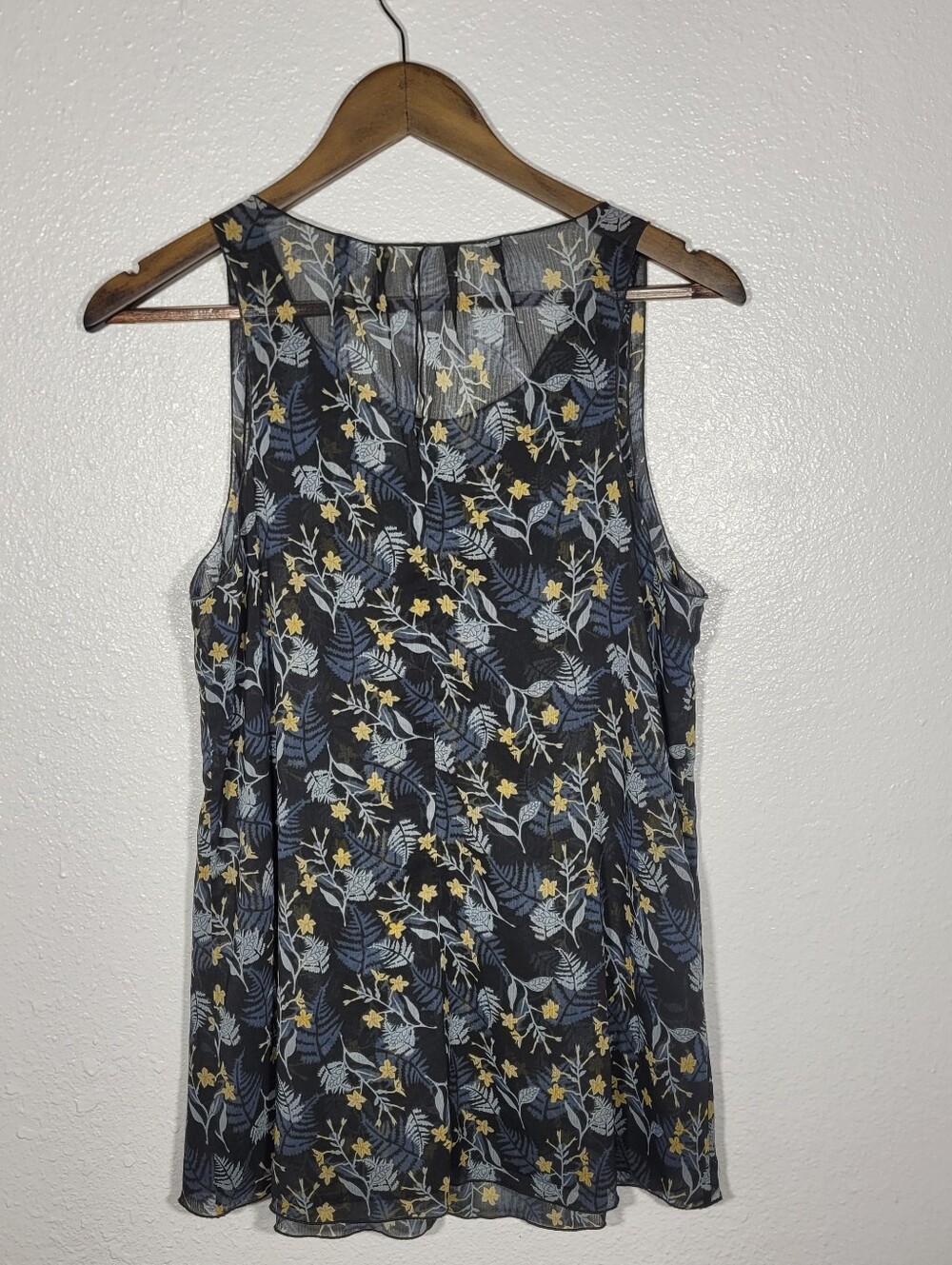 Cabi Womens Tank Top Style 3450 Fern Blouse Medium Sleeveless V Neck Blue Floral - Picture 3 of 8